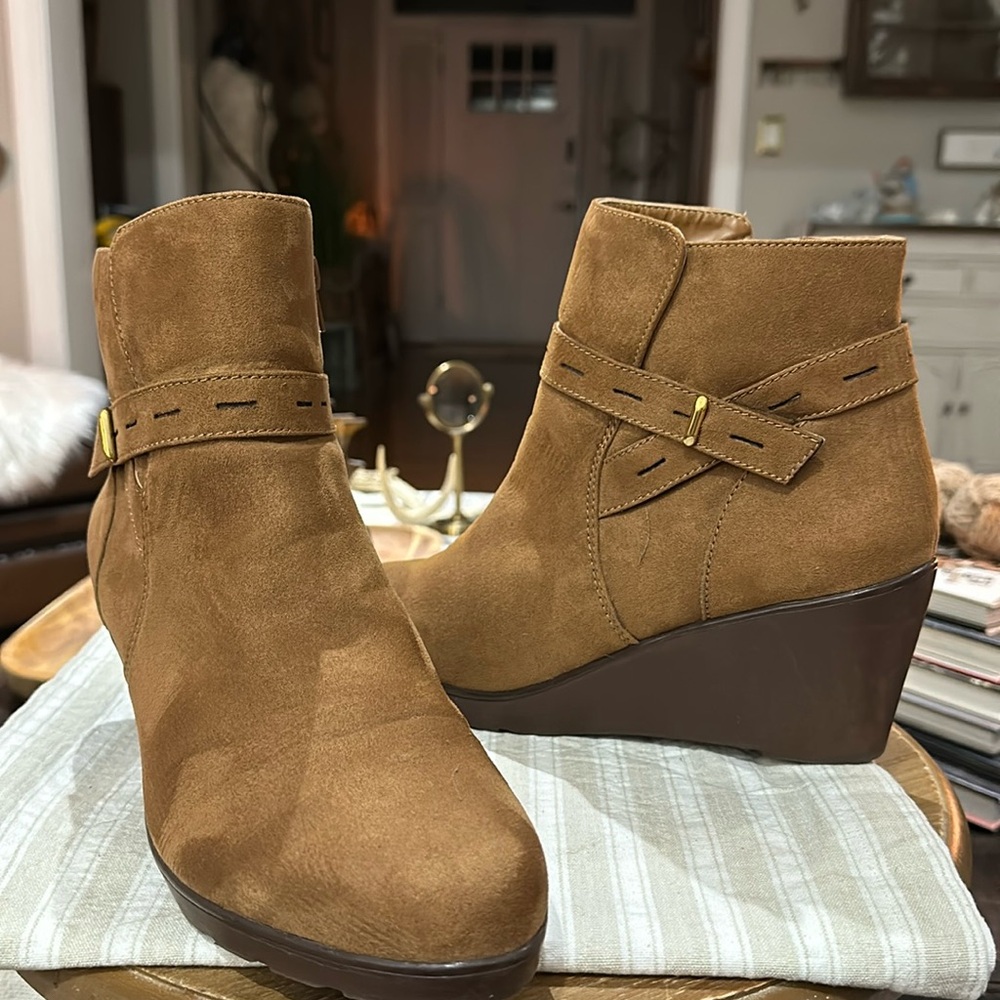 Naturalizer Women’s Jill Faux Suede Ankle Wedge Bootie, Light Brown Size 10 WIDE - Picture 2 of 16
